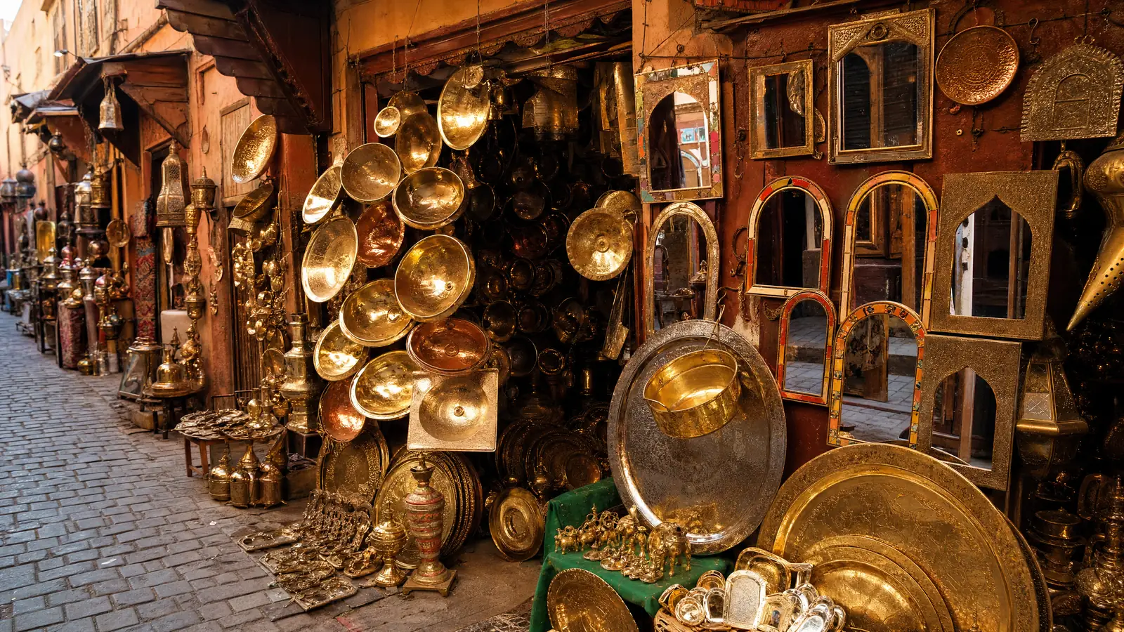 Lanternes, plateaux et miroirs en laiton dans une boutique de la médina de Fès