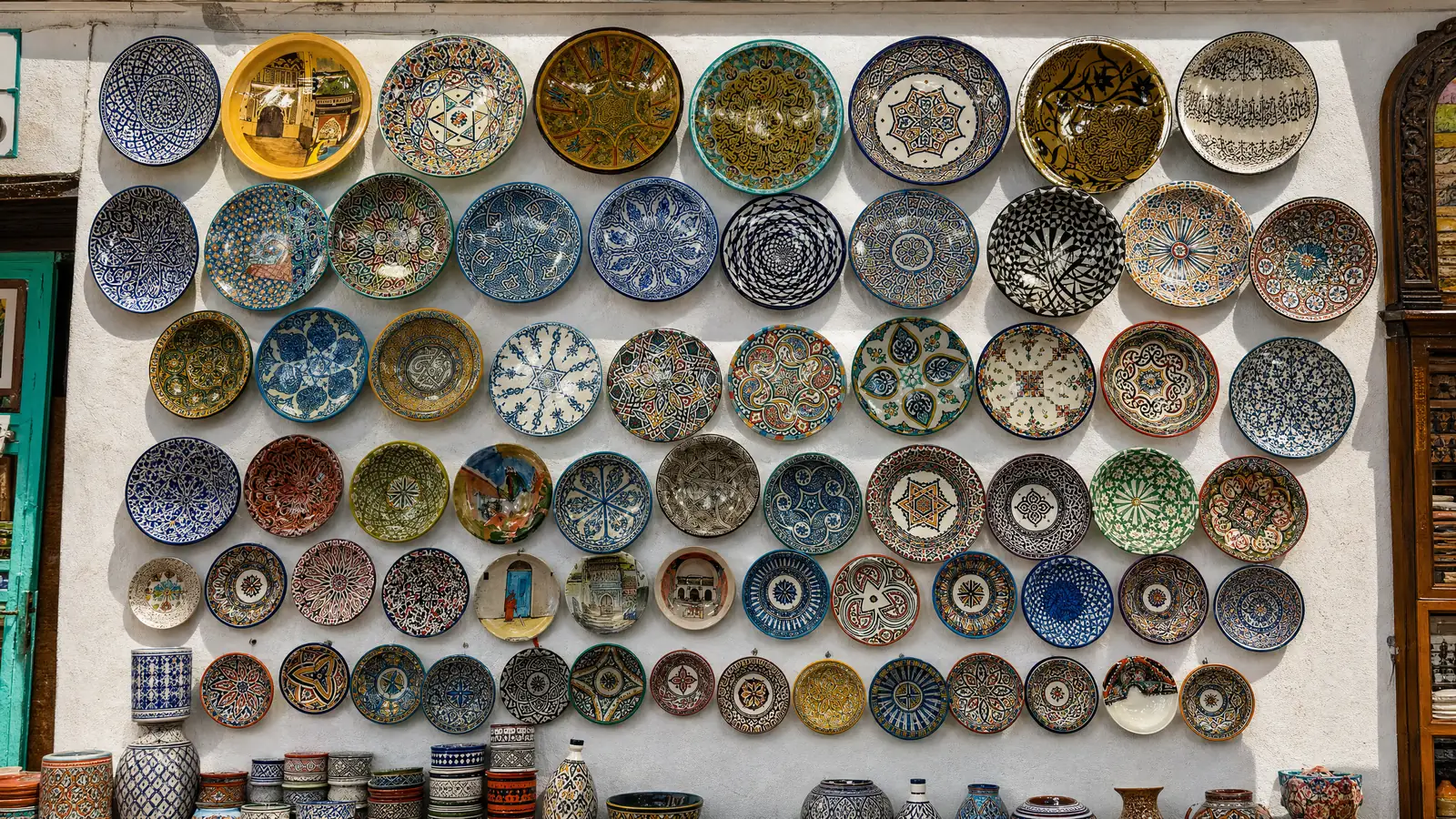Un mur d'assiettes en céramique peinte dans la médina de Fès