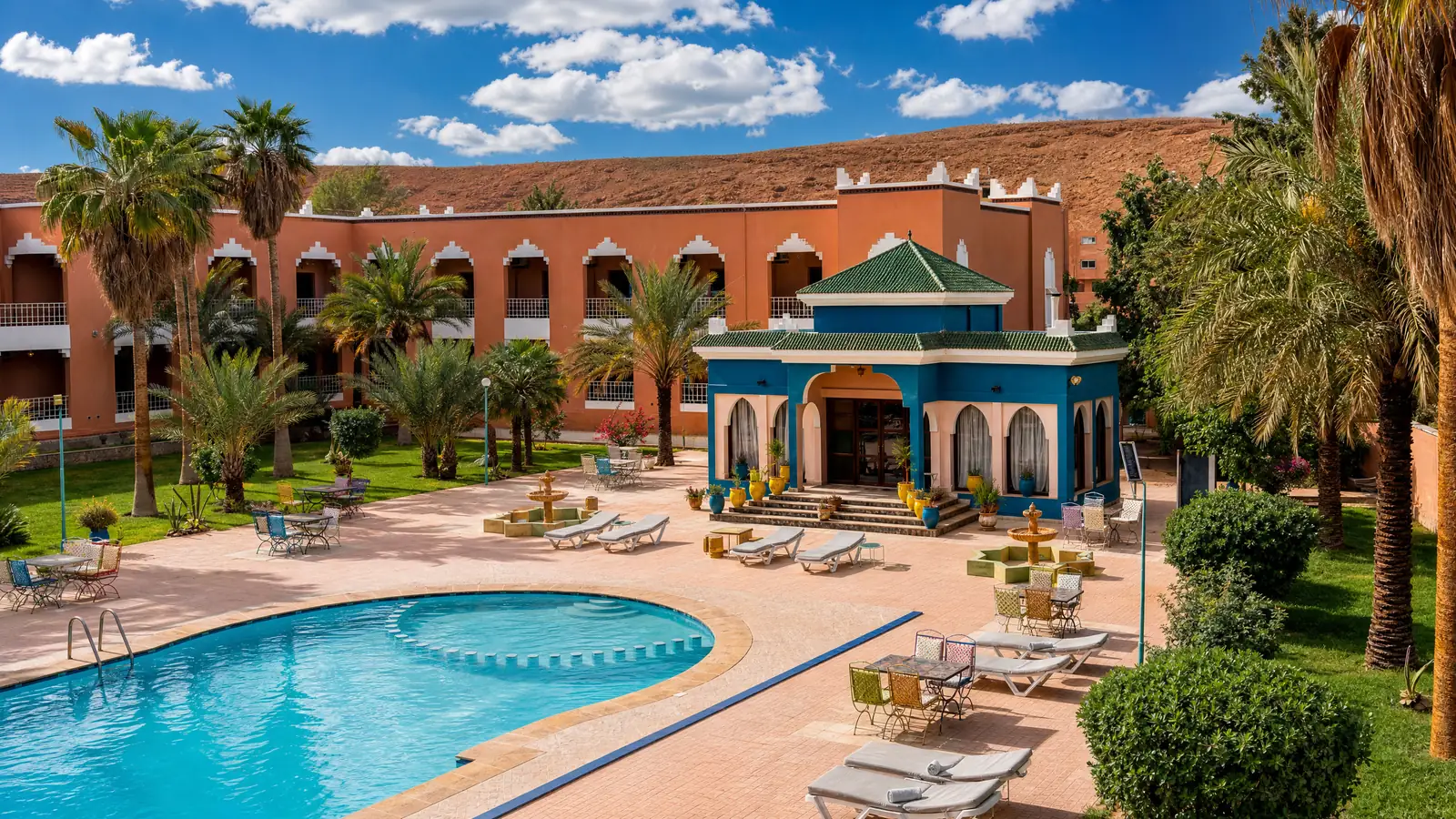 The pool and garden of Hôtel Restaurant Bougafer