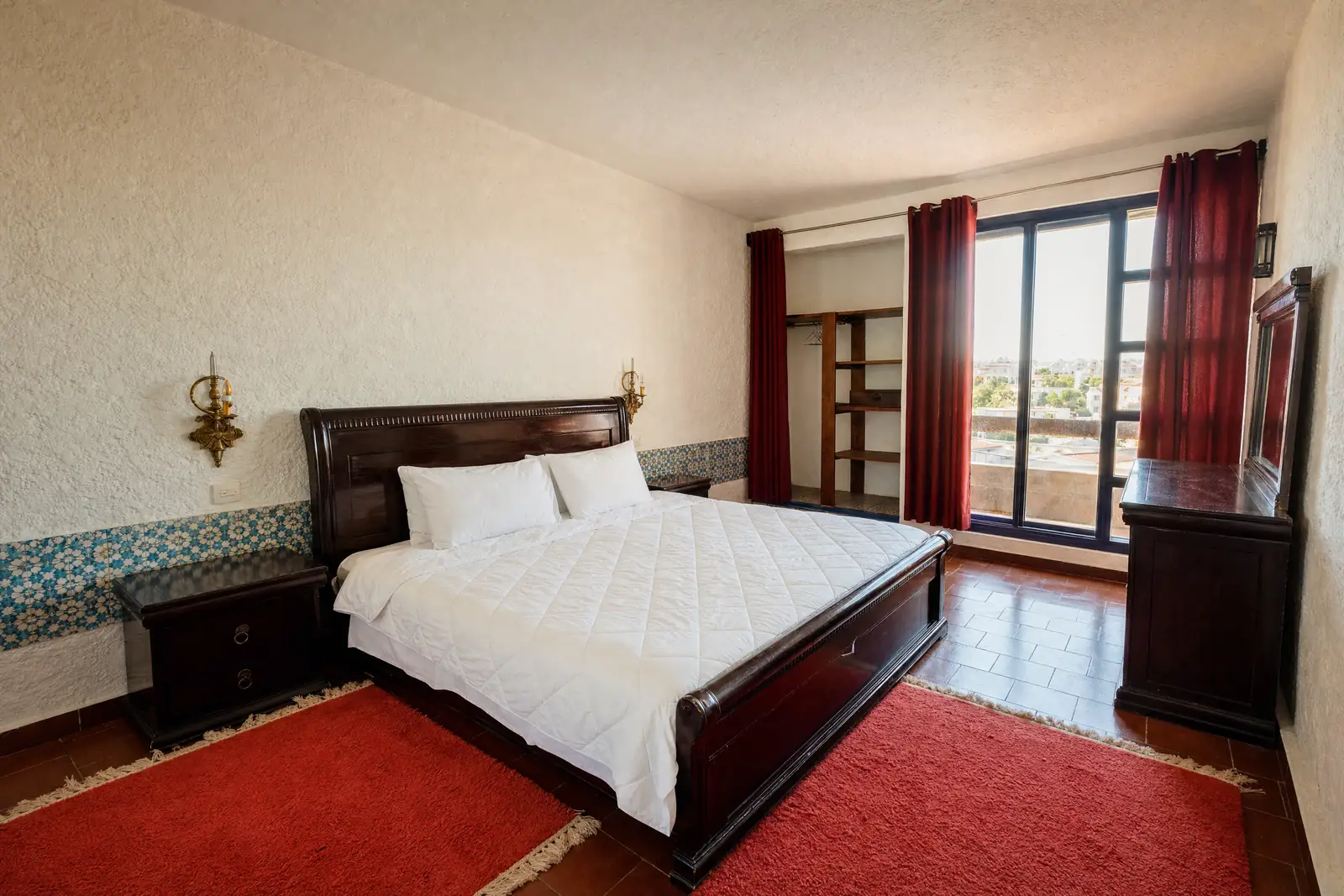 A double bedroom with balcony at Hôtel Rose Mgouna