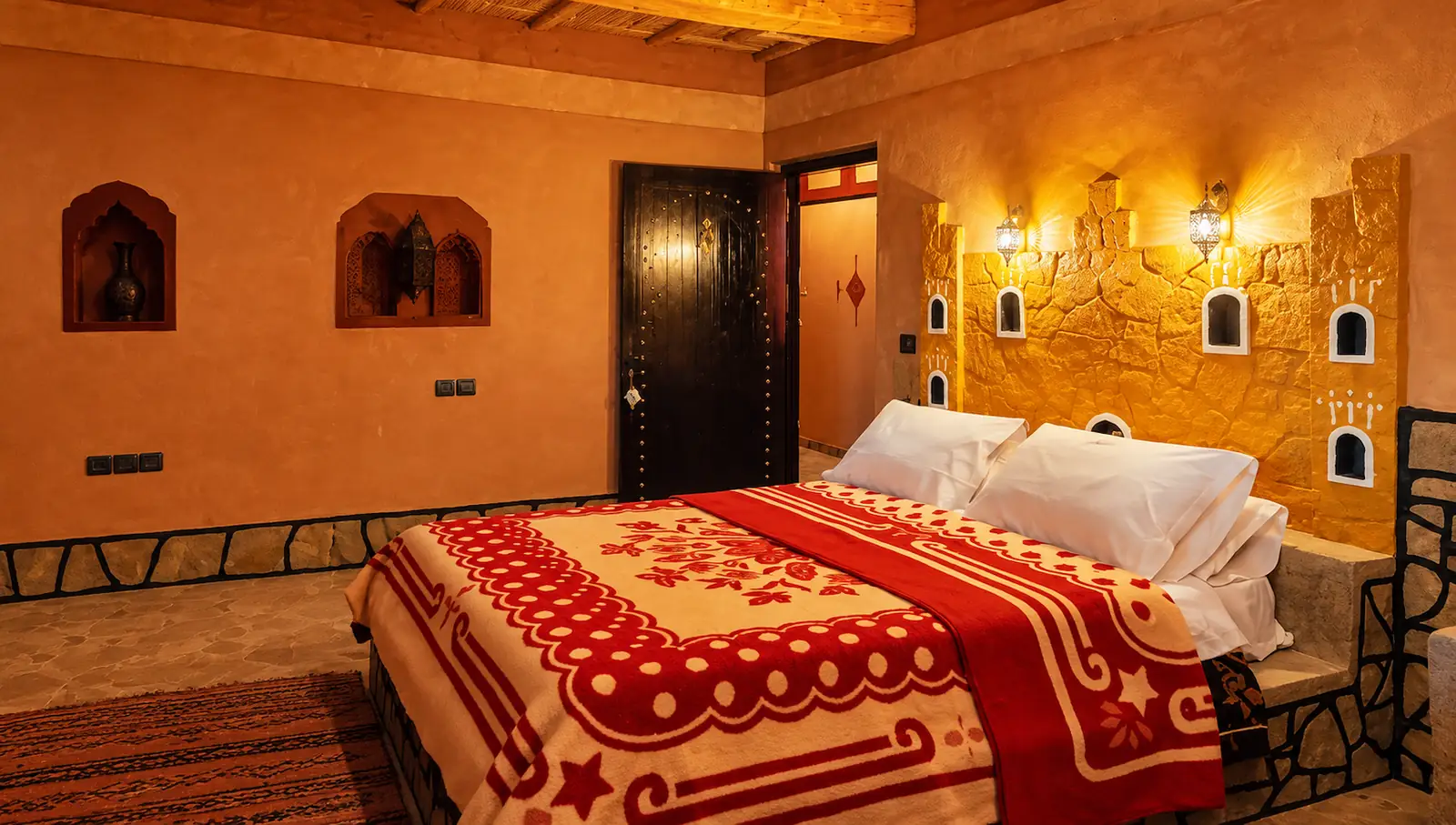 A bedroom with traditional decor at Kasbah Oued Dades