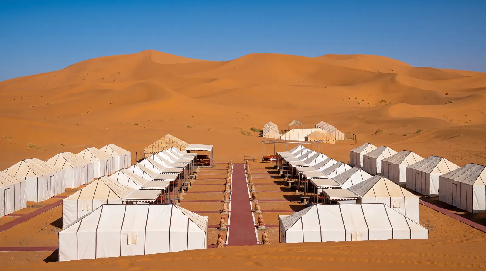 Le Merzouga Dunes Luxury Camps et ses tentes blanches au pied des dunes de l'Erg Chebbi
