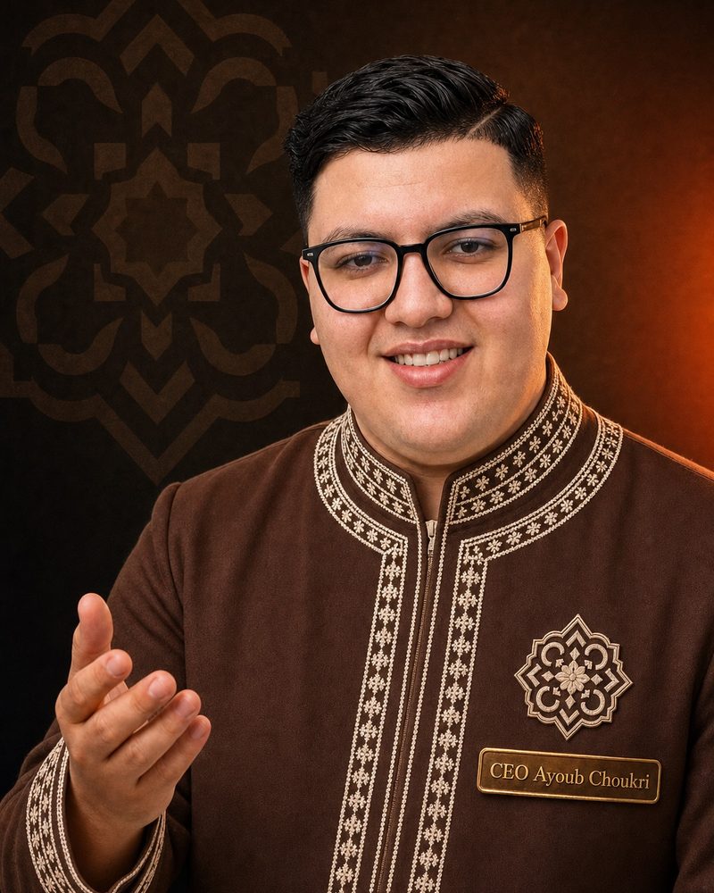 Ayoub Choukri, fondateur et PDG de Morocco Tiziri, dans une veste brodée traditionnelle